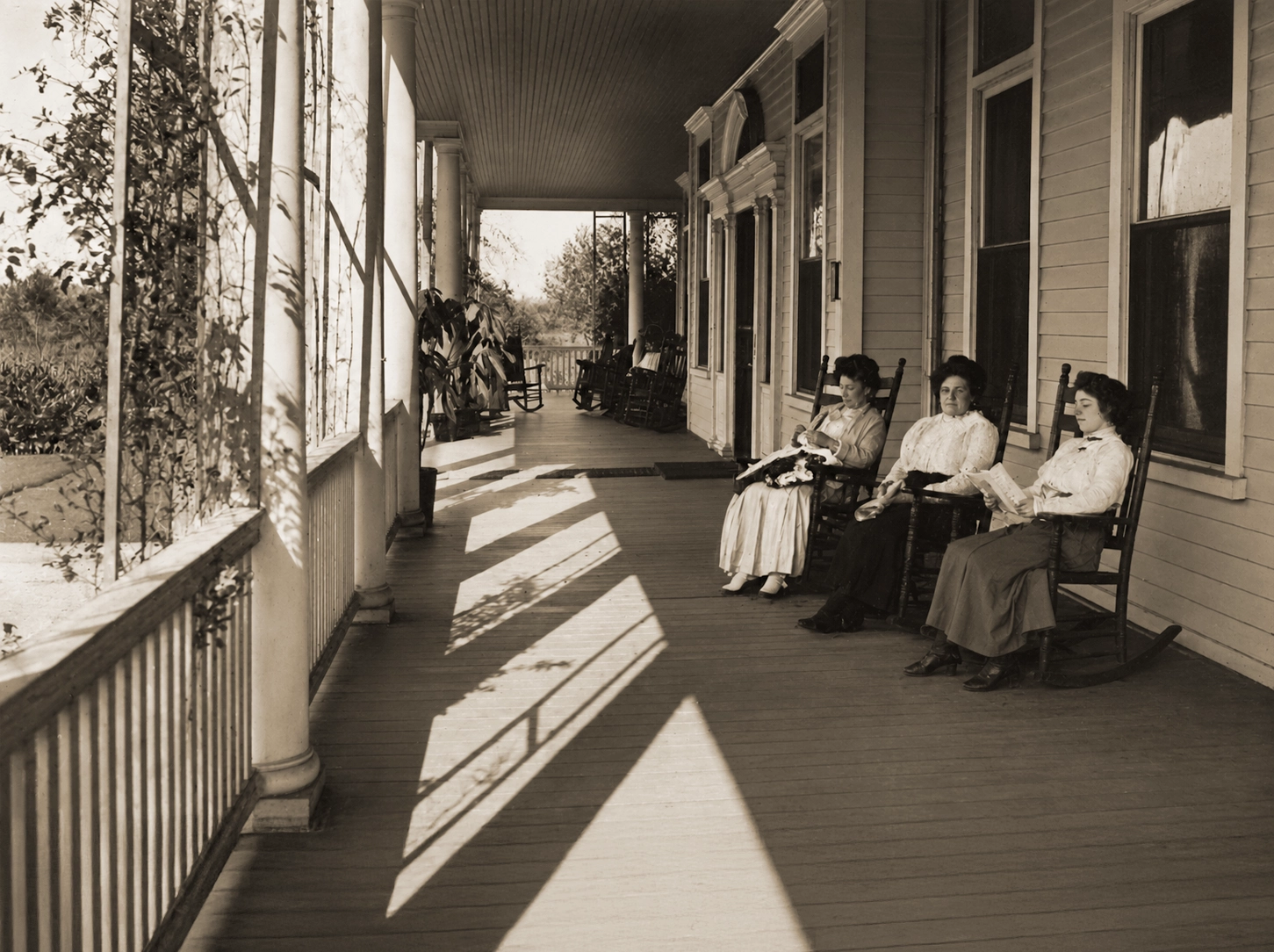 Front piazza and veranda at Idylease