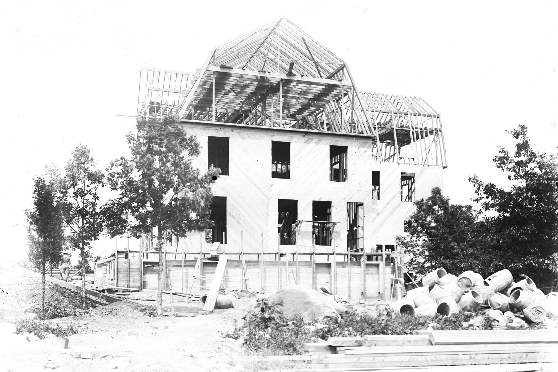 Idylease Inn construction and early development in 1902