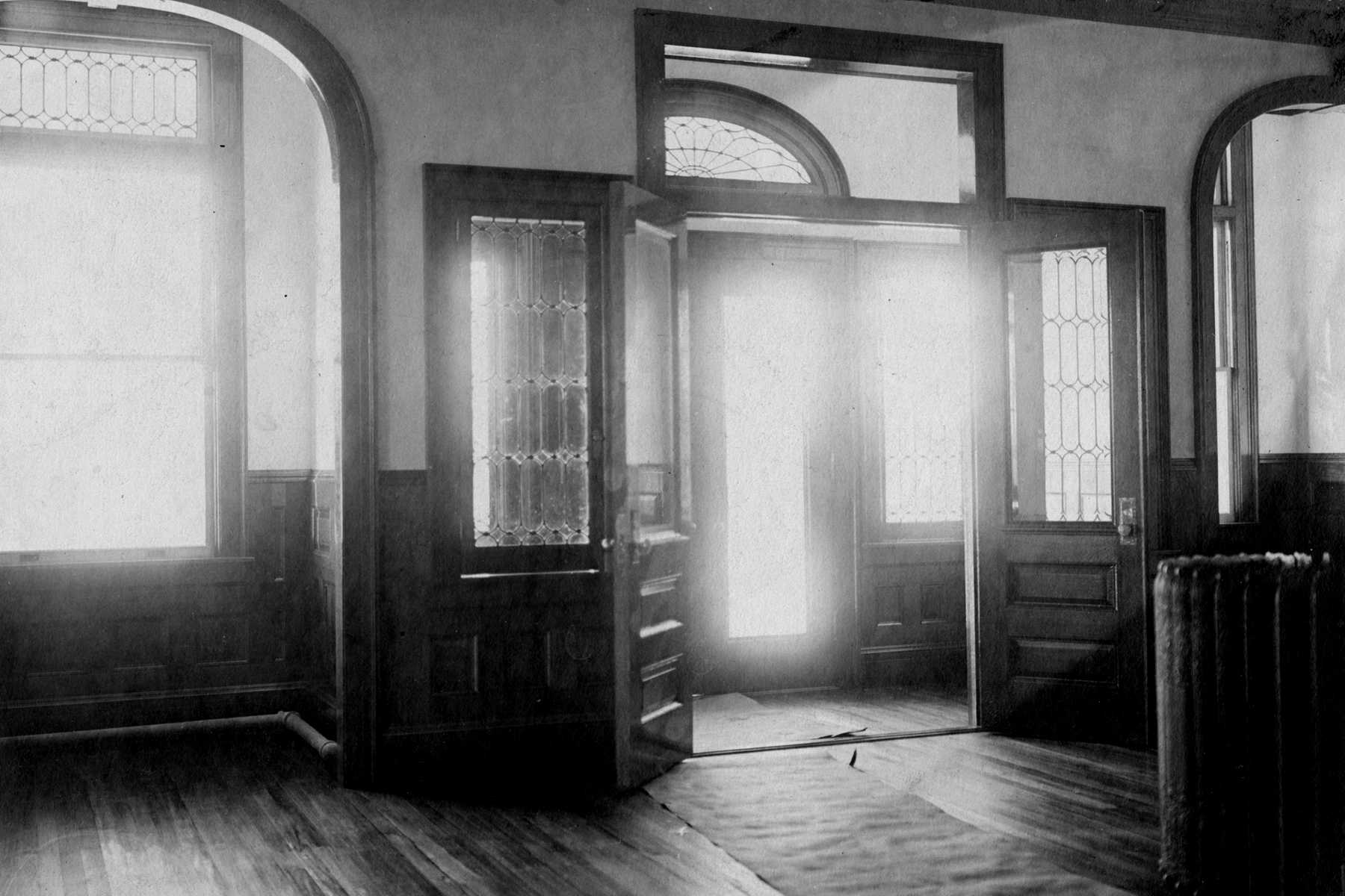 Historic entrance of Idylease Inn during its early twentieth-century resort years